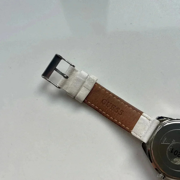 Women Guess Watch G759601 White
Leather Band Silver Case Swarovski
Crystal Bezel - Picture 3 of 4